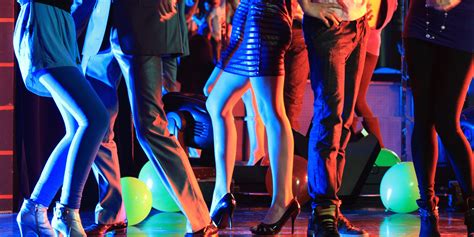 how to dance at the club: Understanding the art of floor presence